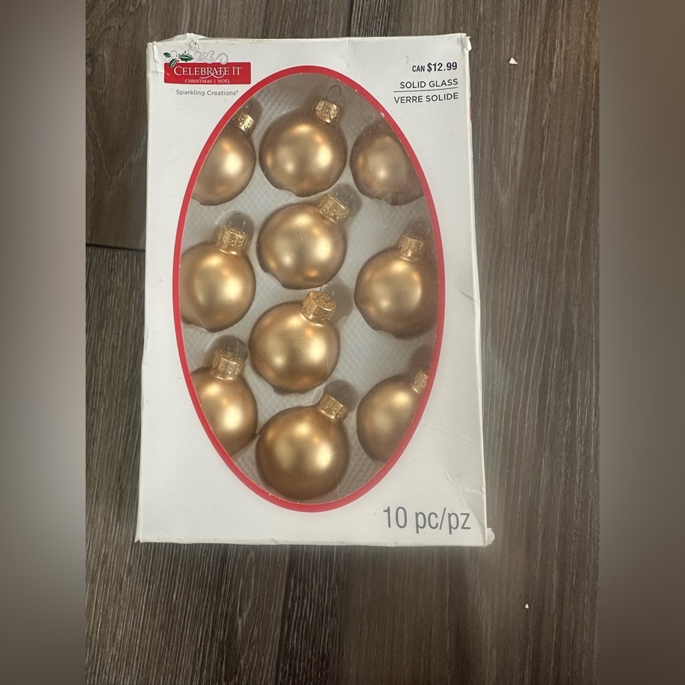10 PACK CELEBRATE IT
CHRISTMAS 2" GOLD GLASS BALL ORNAMENTS W/ FANCY GOLD
CROWNS - Picture 2 of 4